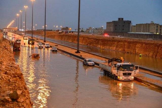 أمطار الرياض تكشف البنية المتواضعة لبعض الطرق