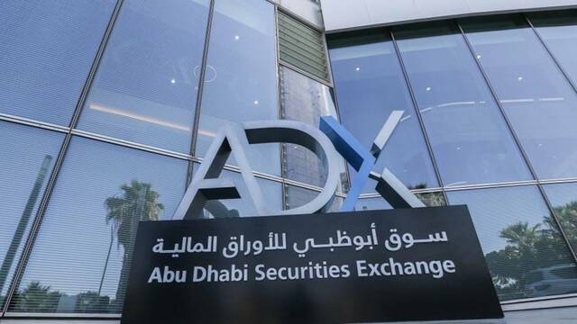 تباين مؤشرات أسواق المال الإماراتية بمنتصف تعاملات الجمعة