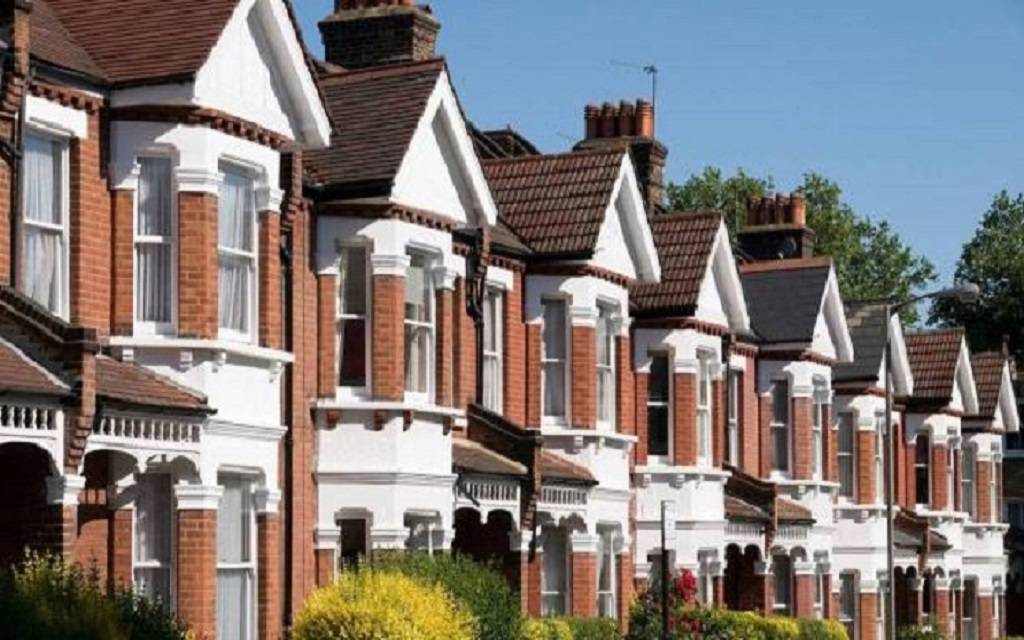 أسعار المنازل البريطانية تواصل الهبوط للشهر الثالث