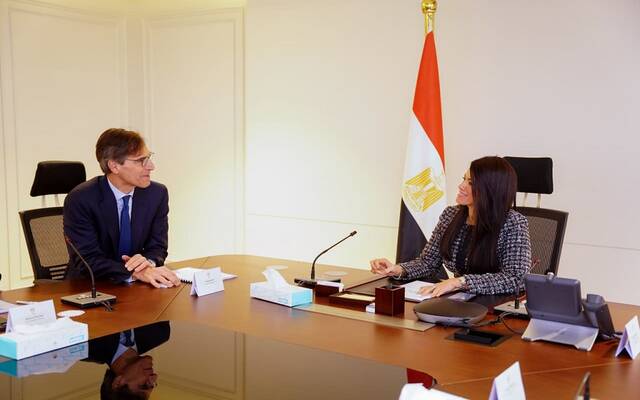 رانيا المشاط وزيرة التخطيط وجريج جاييت النائب الأول لرئيس البنك الأوروبي لإعادة الإعمار