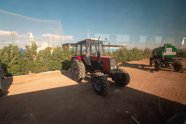 "الريف المصري" توفر معدات وآلات زراعية للمنتفعين بمنطقة الطور