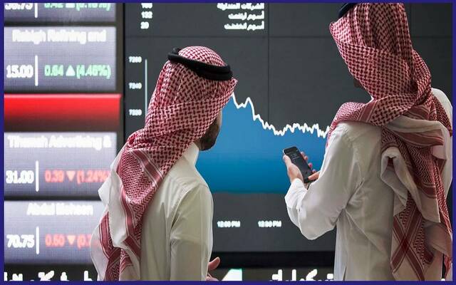 متداولان في سوق الأسهم السعودية - أرشيفية