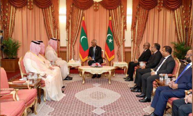 رئيس جمهورية المالديف محمد معز يستقبل الرئيس التنفيذي للصندوق السعودي للتنمية سلطان بن عبدالرحمن المرشد