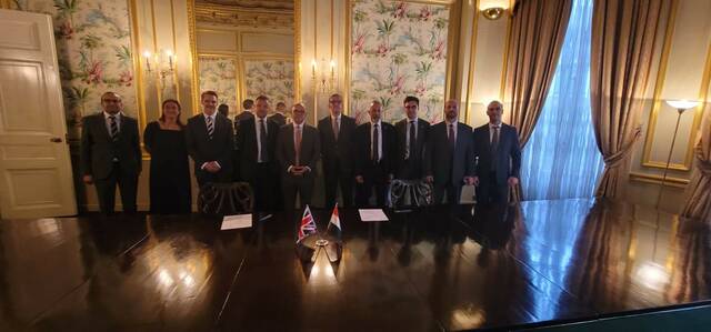 جانب من التوقيع