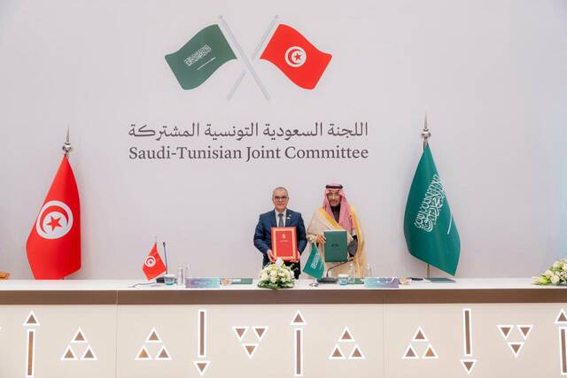 بندر الخريف مع وزير الاقتصاد والتخطيط  خلال اللجنة