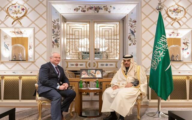 الأمير فيصل بن فرحان بن عبدالله وزير الخارجية وعضو مجلس الشيوخ الأمريكي السيناتور كريس فان هولين