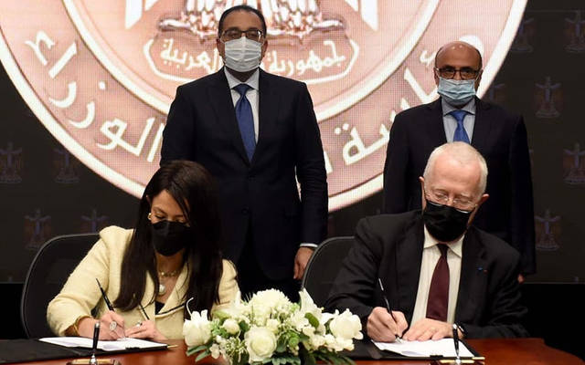 جانب من توقيع الاتفاقية بين رانيا المشاط، وزيرة التعاون الدولي، مُمثلة عن الحكومة المصرية، وجي سيدوس، والرئيس التنفيذي لشركة "فيكا" الفرنسية