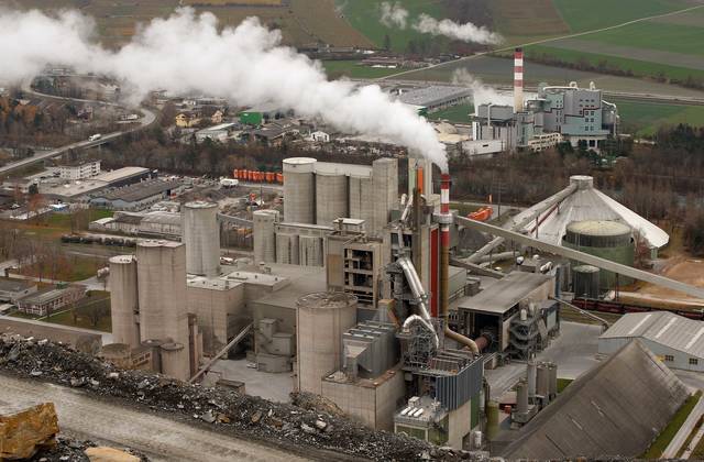 صورة لمصنع أسمنت من رويترز - أريبيان أى