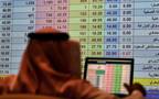 متعامل يتابع أسعار الأسهم السعودية