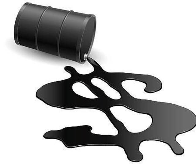 فائض الإمدادات و«حرب الإرهاب» وراء التراجع الملحوظ لأسعار النفط 