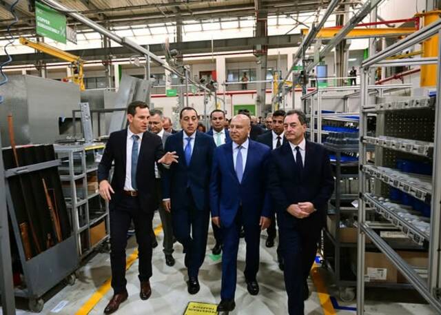 رئيس مجلس الوزراء مصطفى مدبولي ووزير الصناعة خلال افتتاح المصنع