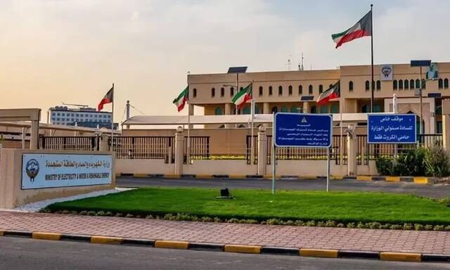 إعادة 3 خطوط كهرباء هوائية إلى الخدمة في الكويت بعد إصلاحها