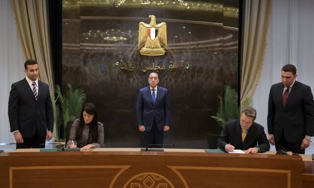 جانب من التوقيع