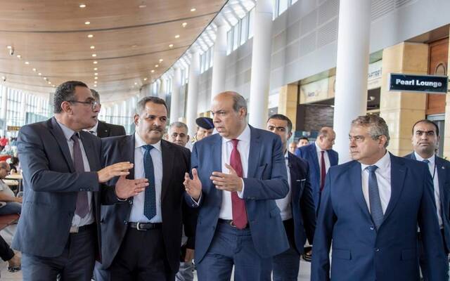 وزير الطيران يتفقد أعمال تطوير مبنى الركاب الجديد بمطار برج العرب