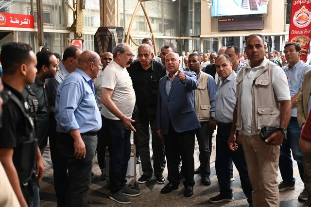وزير النقل أثناء الجولة