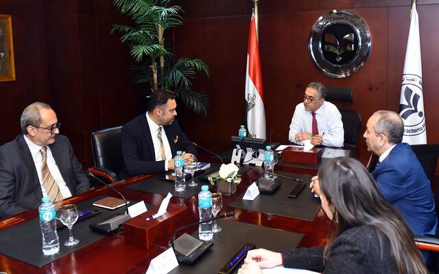 حسام هيبة الرئيس التنفيذي للهيئة العامة للاستثمار والمناطق الحرة، ووفد شركة بورنا الكندية