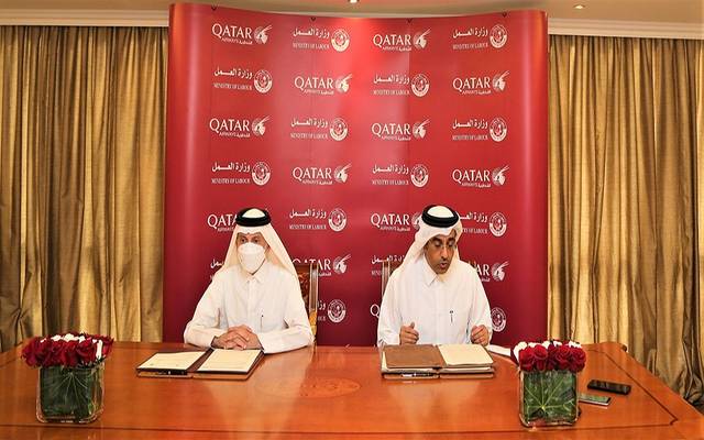 قطر.. وزارة العمل توقع اتفاقية مع "الخطوط القطرية"