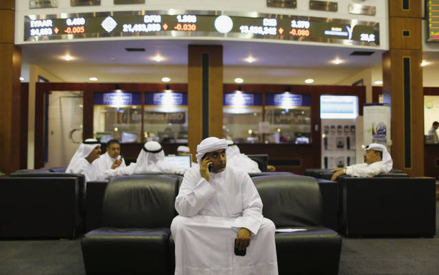متعاملون ببورصة دبي - الصورة من رويترز أريبيان آي