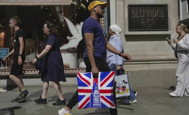 نصف البريطانيين يفكرون في الهجرة بحثًا عن فرص عمل أفضل