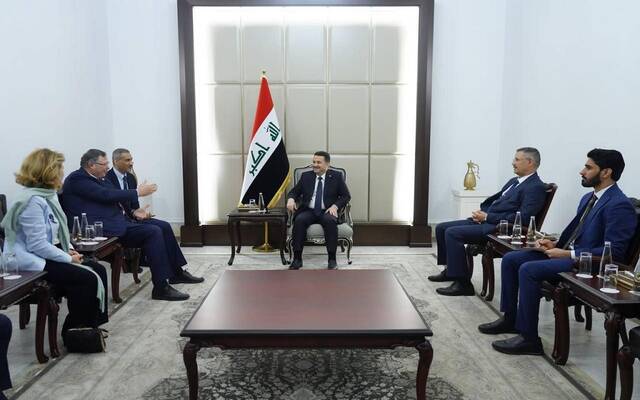 رئيس الوزراء العراقي يبحث التعاون مع رئيس شركة "توتال" بعد توقيع عقد ضخم