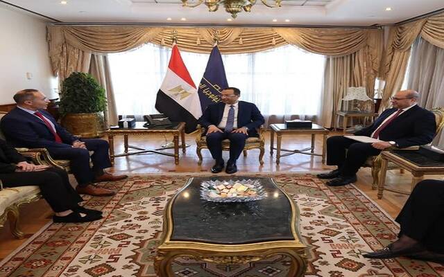 المهندس رأفت هندي وزير الاتصالات وتكنولوجيا المعلومات المصري والمهندس طه خليفة المدير العام لشركة إنتل Intel في منطقة الشرق الأوسط وأفريقيا