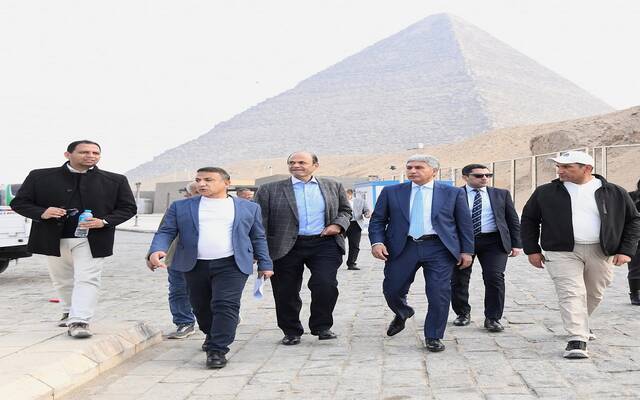 وزير السياحة يتفقد أعمال تطوير منطقة أهرامات الجيزة استعداداً للافتتاح الكامل