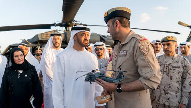 صور.. محمد بن زايد يدشن منظومة تسليح مطورة بطائرة "بلاك-هوك"