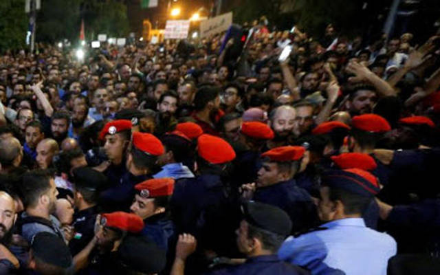 النقابات الأردنية تمضي في إضرابها رغم تغيير رئيس الوزراء