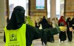 إحدى عضوات فريق المتطوعين في الحج