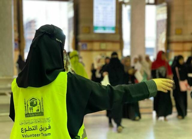 إحدى عضوات فريق المتطوعين في الحج