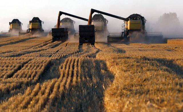 المفوضية الأوروبية تقترح زيادة الرسوم الجمركية على منتجات الحبوب الروسية