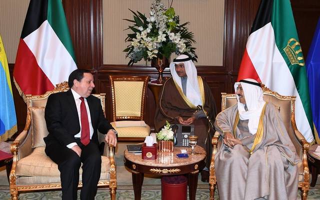 أمير الكويت يتلقى دعوة الحضور للقمة العربية بتونس