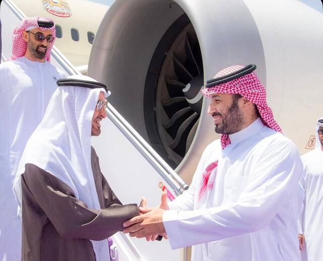 الأمير محمد بن سلمان بن عبد العزيز آل سعود ولي العهد أثناء استقبال الشيخ محمد بن زايد آل نهيان رئيس دولة الإمارات
