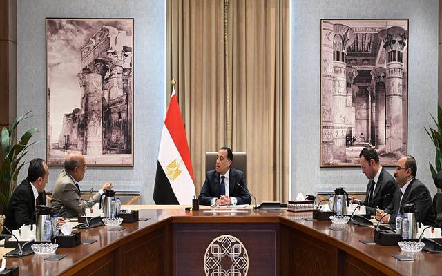 الدكتور مصطفي مدبولي رئيس مجلس الوزراء المصري والمهندس محمود عصمت وزير الكهرباء والطاقة المتجددة