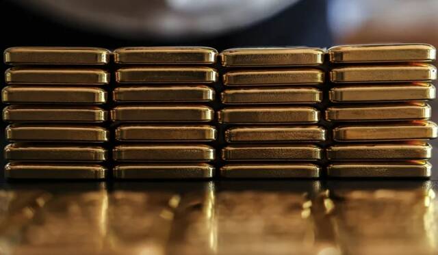ارتفاع الذهب بفضل تراجع الدولار وتزايد الطلب على الملاذات الآمنة