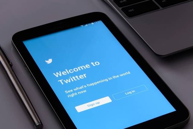 Russia threatens to shut down Twitter