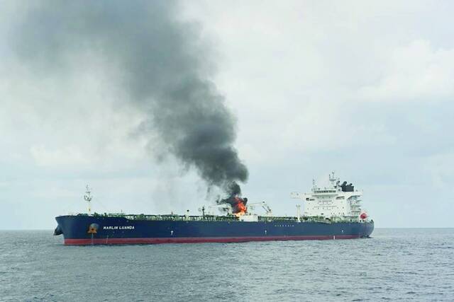 سفينة الشحن المتضررة من هجوم الحوثيين في خليج عدن