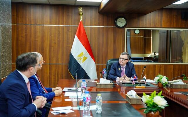 أحمد رستم وزير التخطيط وليزلي ماسدورب الرئيس التنفيذي لمؤسسة الاستثمار البريطانية الدولية