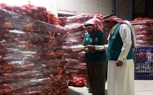 "التجارة" تضبط 8 أطنان بصل مخزنة في الرياض وتضخها بالأسواق