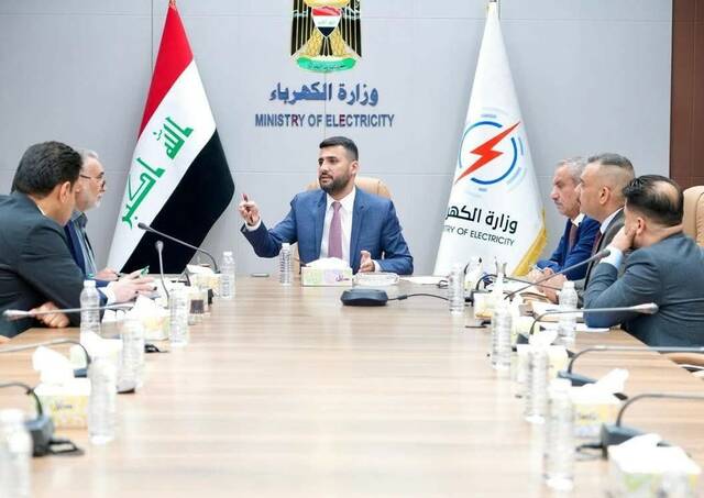 وزير الكهرباء العراقي علي سعدي وهيب خلال الاجتماع