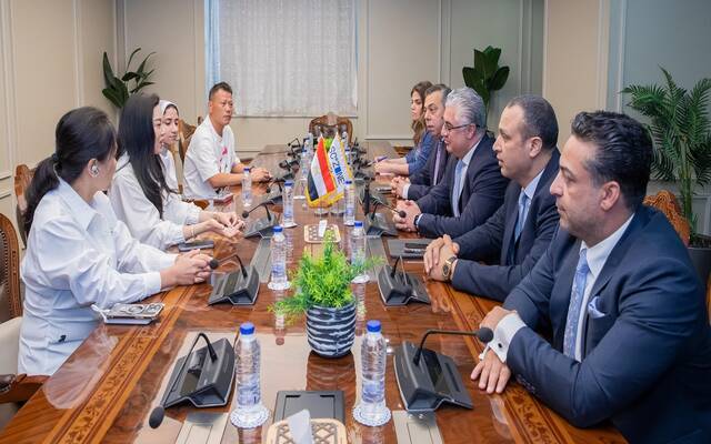 وليد جمال الدين رئيس الهيئة العامة للمنطقة الاقتصادية لقناة السويس مع شركة "شاوشين بيكي للمنسوجات