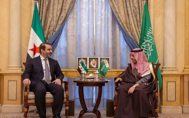 الأمير فيصل بن فرحان بن عبدالله وزير الخارجية ووزير الخارجية والمغتربين في الجمهورية العربية السورية أسعد حسن الشيباني