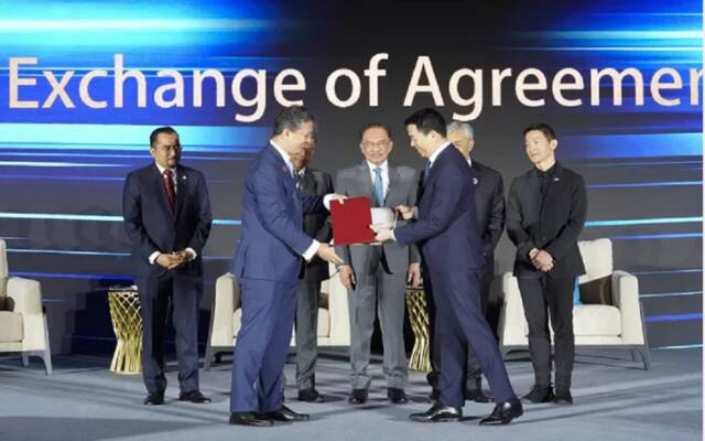 جانب من توقيع الاتفاقية