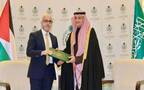تسلّم وزير التخطيط والتعاون الدولي الفلسطيني دفعة من المنحة المقدمة لدولة فلسطين من المملكة العربية السعودية