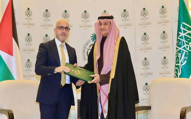 تسلّم وزير التخطيط والتعاون الدولي الفلسطيني دفعة من المنحة المقدمة لدولة فلسطين من المملكة العربية السعودية