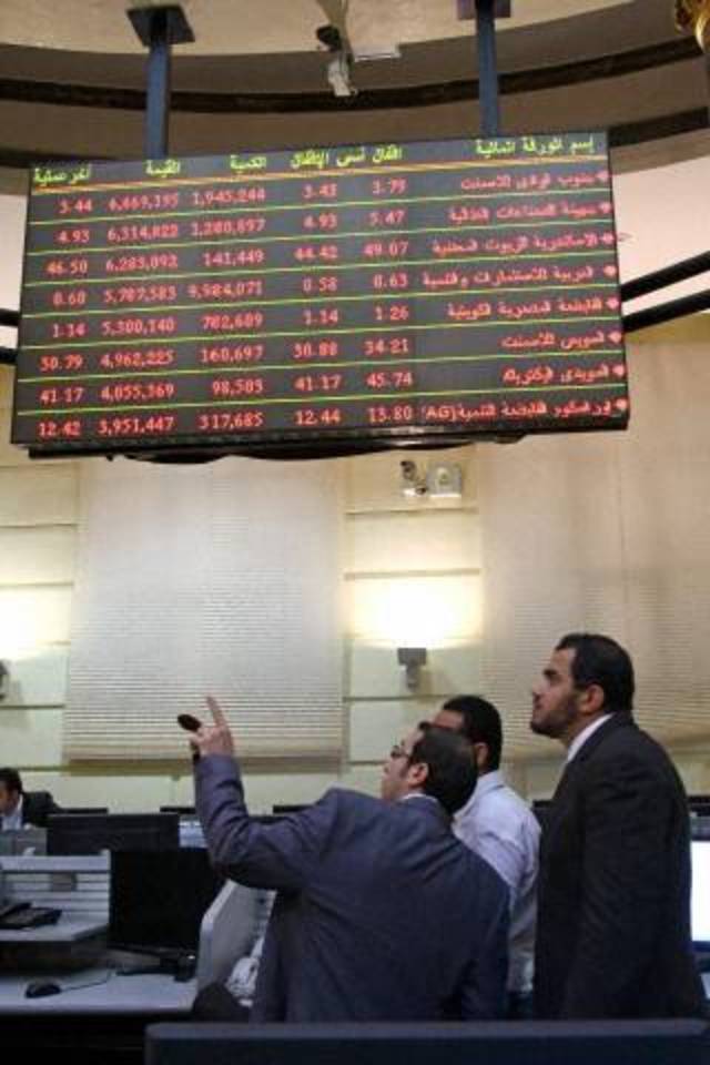 المصريين الأفراد يواصلون مبيعاتهم العشوائية.. والمؤسسات تتجه نحو الشراء