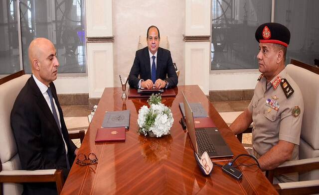 الرئيس المصري عبدالفتاح السيسي ومحمد عبد اللطيف وزير التربية والتعليم والتعليم الفني