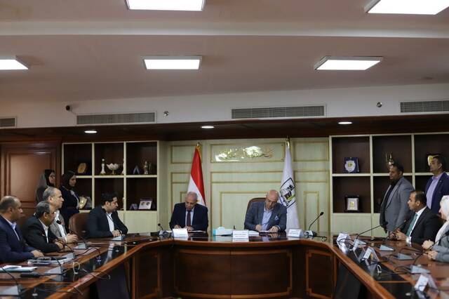 جانب من توقيع البرتوكولين بين الجهاز والمحافظة