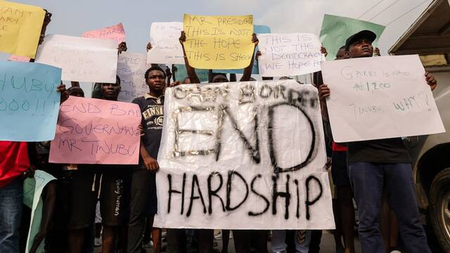 نيجيريا تواجه أسوأ أزمة اقتصادية وسط هبوط العملة وقفزة التضخم