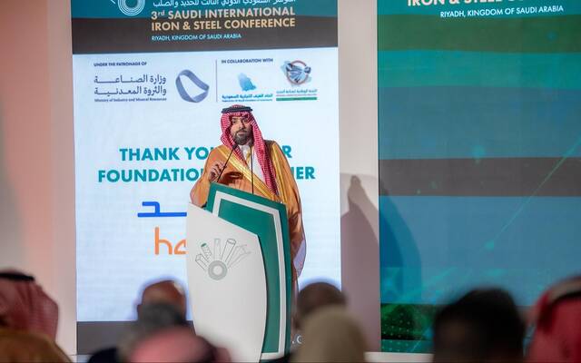رئيس اللجنة الوطنية لصناعة الحديد في اتحاد الغرف السعودية، بندر سليم، خلال كلمته في النسخة الثالثة من مؤتمر الحديد والصلب